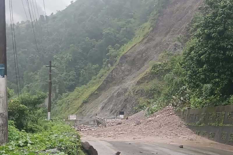 पहिरो खस्दा मुग्लिन–नारायणगढ सडक अवरुद्ध