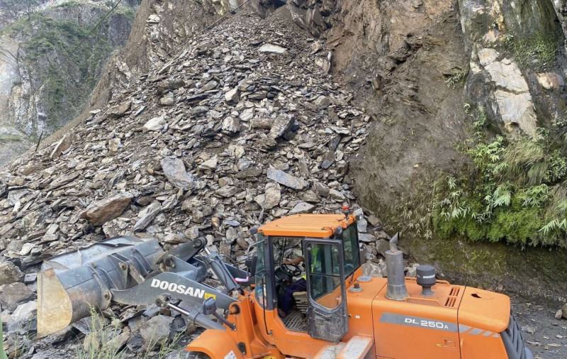 पहिरोका कारण विभिन्न सडकखण्डहरू अवरुद्ध