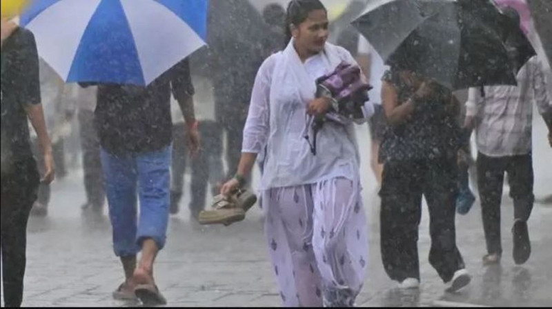 मुम्बईमा भारी वर्षाले जनजीवन अस्तव्यस्त, विद्यालय तथा कलेजहरू बन्द