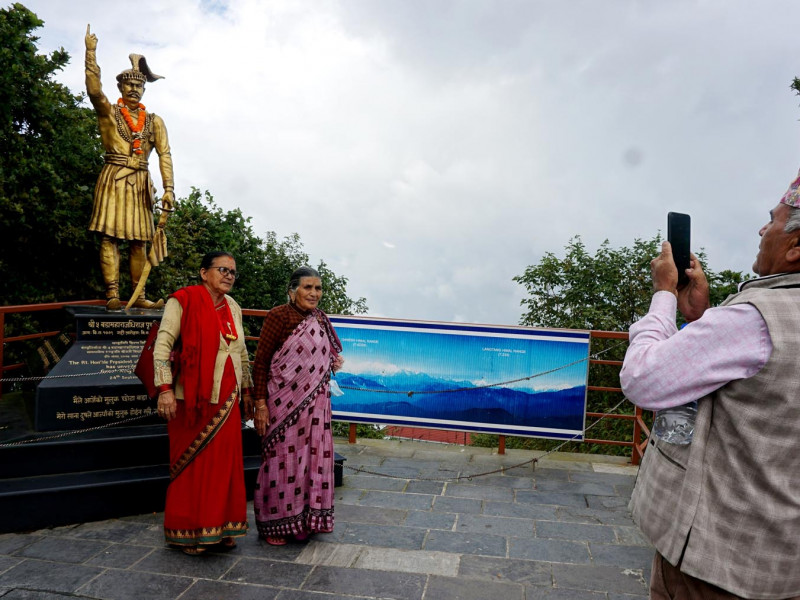 चन्द्रागिरिः बादलसँगै कुहिरोको शीत र घामको किरणको लुकामारी