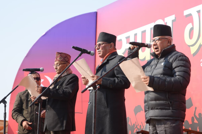 प्रचण्ड र माधवले लिए प्रसाईंसँग शपथ (तस्वीरहरू)