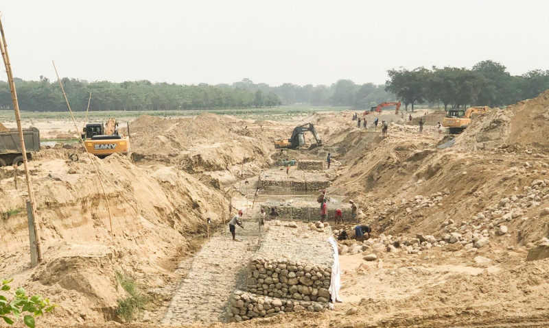 रोहिणी खोला किनारमा आयल निगमको नयाँ भण्डारणगृह निर्माणकाे काम धमाधम