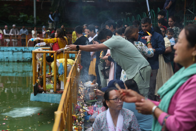 काठमाडौंको नागपोखरीमा भक्तजनको भिड (तस्वीरहरू)