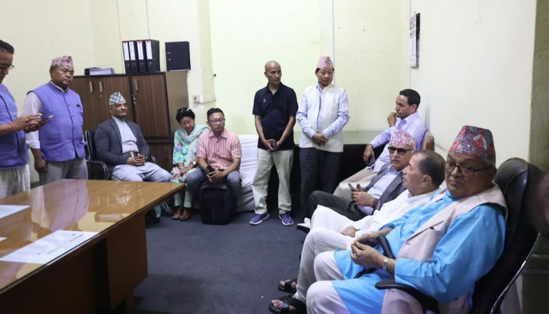 राप्रपाले अनुशासन समितिको अध्यक्षबाट हटाएपछि नवराज सुवेदी पुगे निर्वाचन आयोग (तस्वीरहरू)