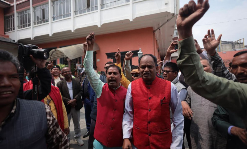 नाउपाका संरक्षक रेशम चौधरी पक्राउ परेपछि प्रज्ञा भवनमा नाराबाजी (तस्वीरहरू) 
