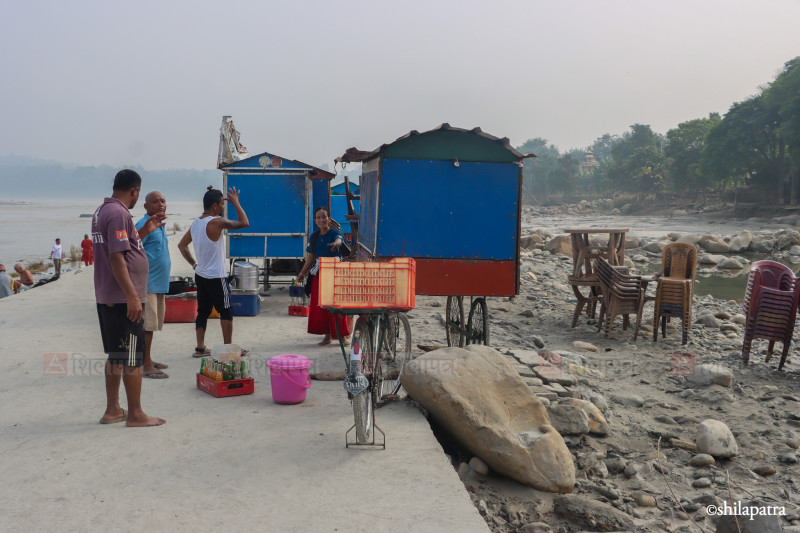 बगर बनेको नारायणी किनारमा फर्कन थाले व्यापारी, भन्छन्– यस्तो रूप देख्दा रुन मन लाग्छ (तस्वीरहरू)