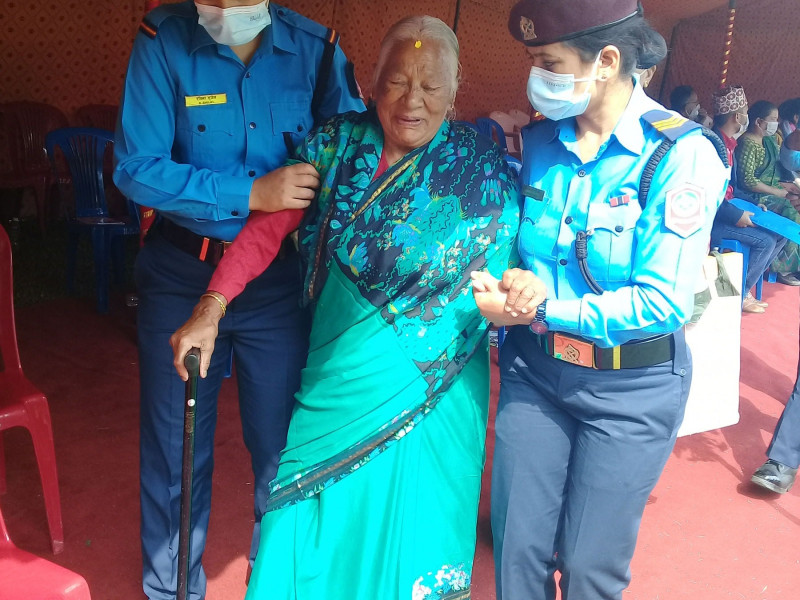जसलाई सरकारी भर्तीका लागि परिवारबाट थुतेरै लगियो, नेपालकी पहिलाे महिला प्रहरीकाे जीवनकथा