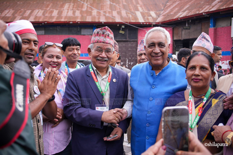 कांग्रेस महाधिवेशनमा भोट माग्न चिम्पान्जीदेखि रोबोटसम्म (तस्वीरहरू)