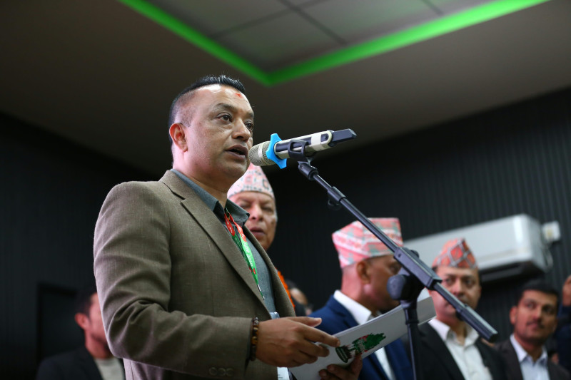 गाउँ पस्दै गगन थापा, 'क्याडर'लाई होइन 'भोटर'लाई भेट्ने