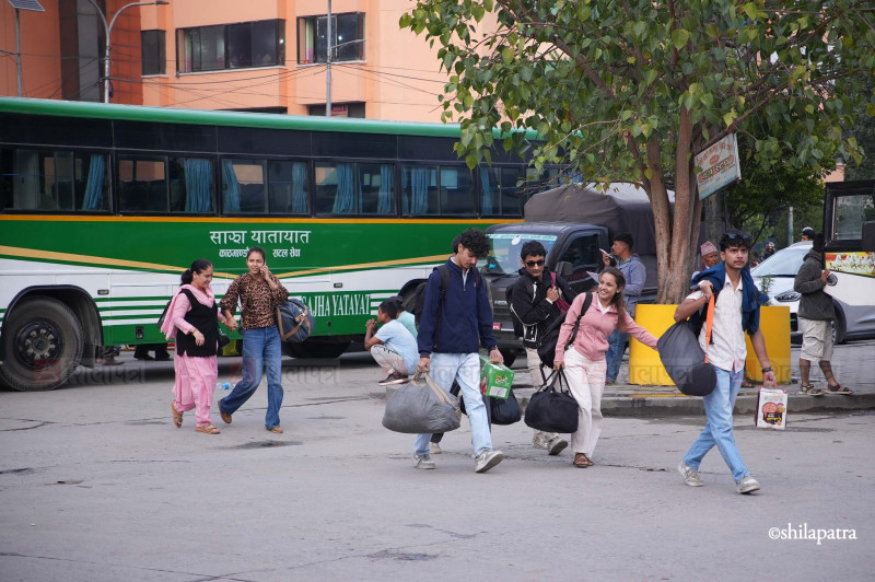 दसैँ नजिकिएसँगै नयाँबसपार्कमा बढ्यो घर फर्किने यात्रुको चहलपहल (तस्वीरहरू)