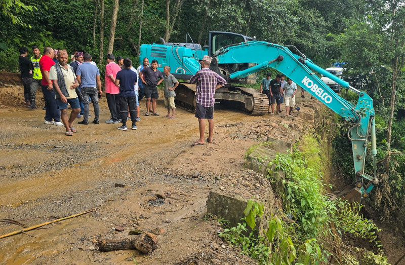 नुवाकोटको पटाबारीमा पहिरो, राहत बोकेका गाडी रोकिए [तस्वीरहरू]