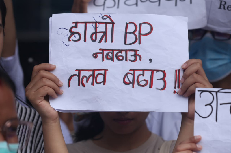 ‘हाम्रो ब्लडप्रेसर होइन, तलब बढाऊ’ भन्दै नर्सहरूको प्रदर्शन [तस्वीरहरू]