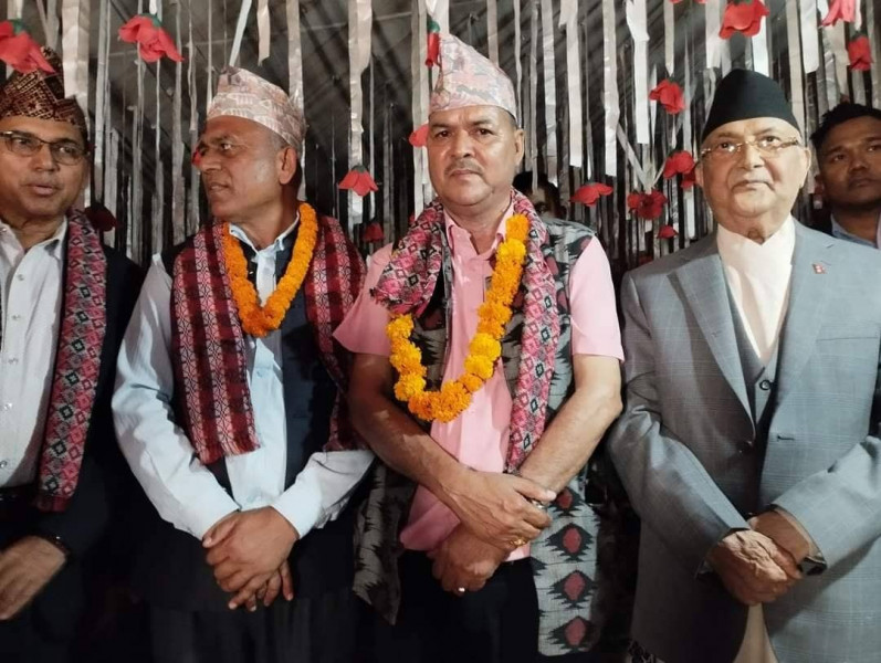 नेकपा एसका प्रसाईंसहित १ सय १ जना एमाले प्रवेश, ओलीले गरे स्वागत