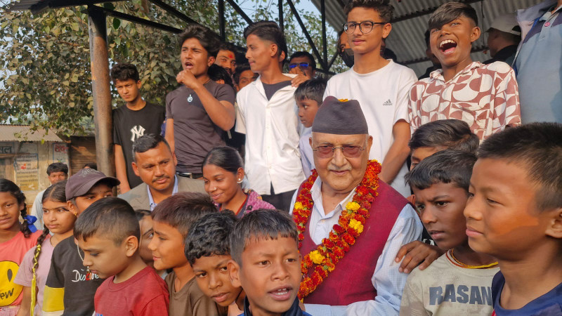 झापा-५ का मतदातालाई भेटेर काठमाडौं फर्किए ओली