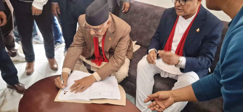 एमाले अध्यक्ष ओलीले गराए झापा-५ बाट उम्मेदवारी दर्ता (तस्वीरसहित)