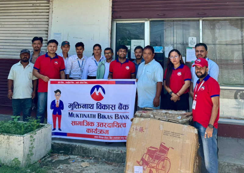 मुक्तिनाथ विकास बैंकद्वारा अस्पताल र समुदायलाई ह्वीलचेयर तथा स्वच्छ खानेपानीका सामग्री हस्तान्तरण