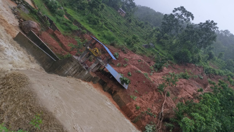ठेउलेखोला जलविद्युत् आयोजनाको बाँध पुरियो, ग्रामीण सडक अवरुद्ध