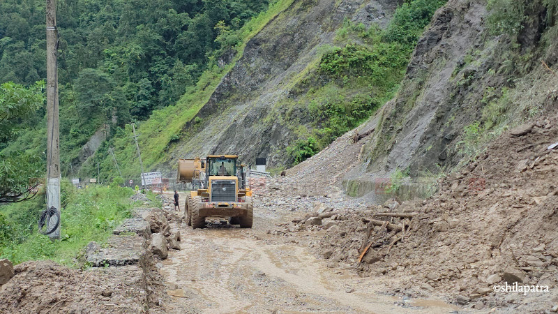 धादिङको तिक्राङ्खानीमा पहिरो खस्यो, पृथ्वी राजमार्ग दुईतर्फी अवरुद्ध
