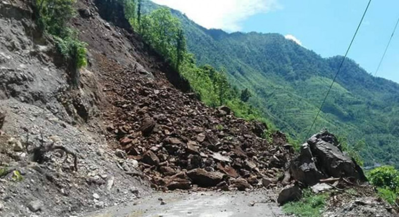 अविरल वर्षाले साँफे–मार्तडी सडकको ठाउँठाउँमा पहिरो, यातायात अवरुद्ध