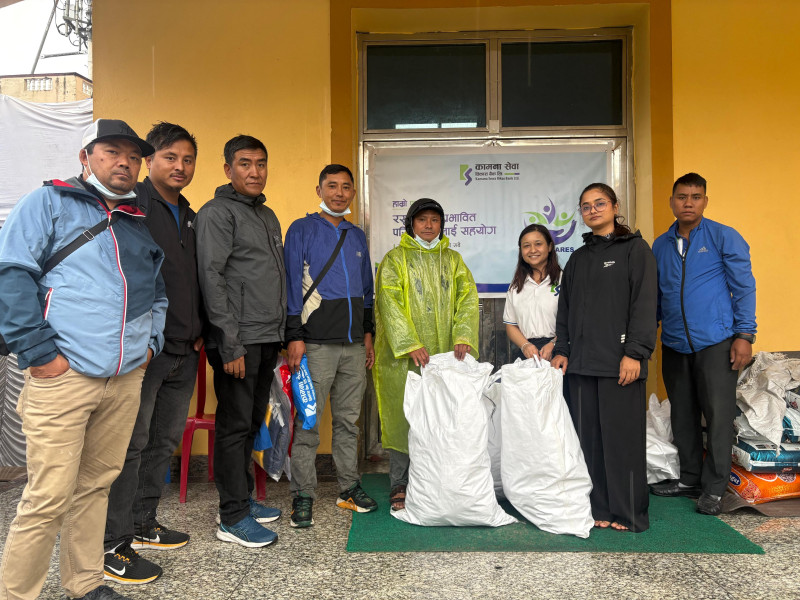 कामना विकास बैंकका महिला कर्मचारीद्वारा बाढीप्रभावितलाई सरसफाइ सामग्री सहयोग