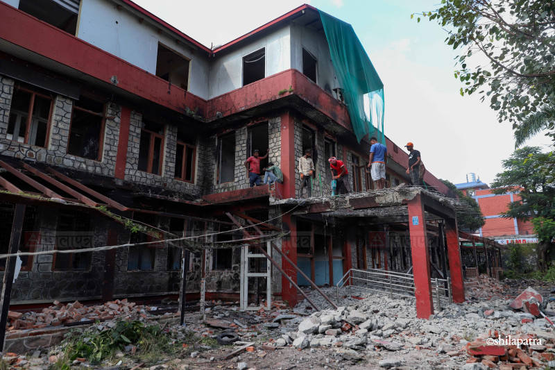 जेन–जी आन्दोलनमा ध्वस्त पोखरा महानगरको भवन भत्काउन थालियो (तस्वीरहरू)