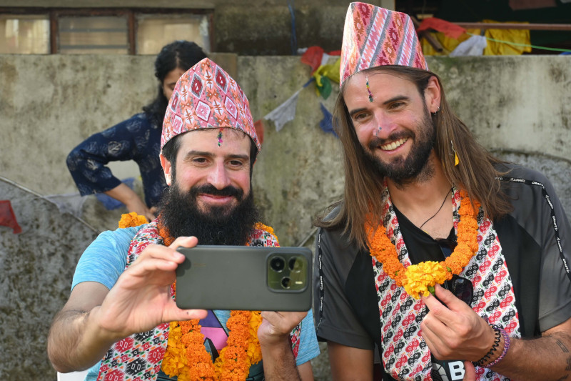 पोखरामा विदेशी पर्यटकले लगाए भाइटीका (तस्वीरहरू)