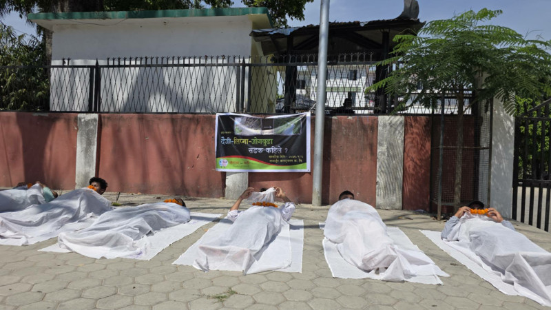 सडक निर्माण अलपत्र परेपछि मुख्यमन्त्री कार्यालयअघि `लास आन्दोलन´