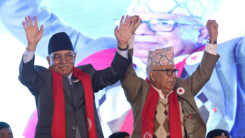 नेकपामा  प्रचण्ड माधवलाई छाेड्‌न दबाब बढाउँदै