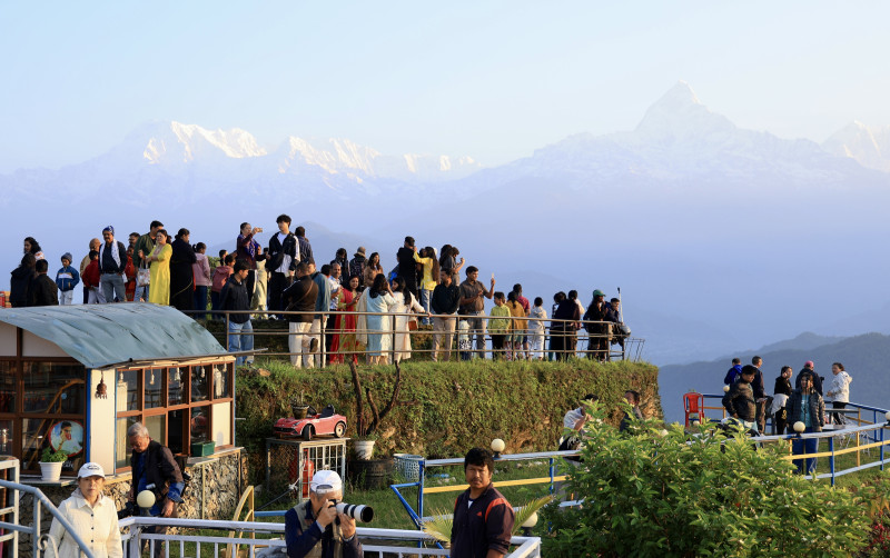 सराङकोट डाँडामा सूर्योदय हेर्न पर्यटकको घुइँचो (तस्वीरहरू)
