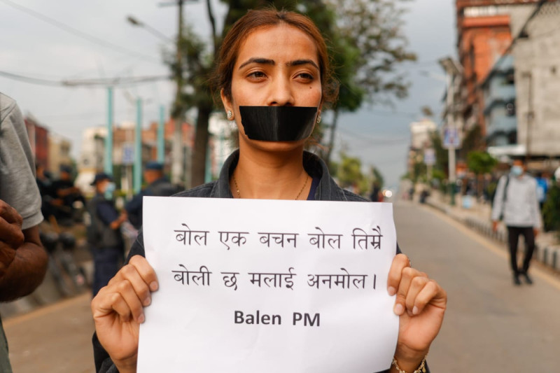 'बोल्न नदिने सरकार र बोल्दै नबोल्ने प्रधानमन्त्रीविरुद्ध' भन्दै माइतीघर मण्डलामा प्रदर्शन (तस्वीरहरू)