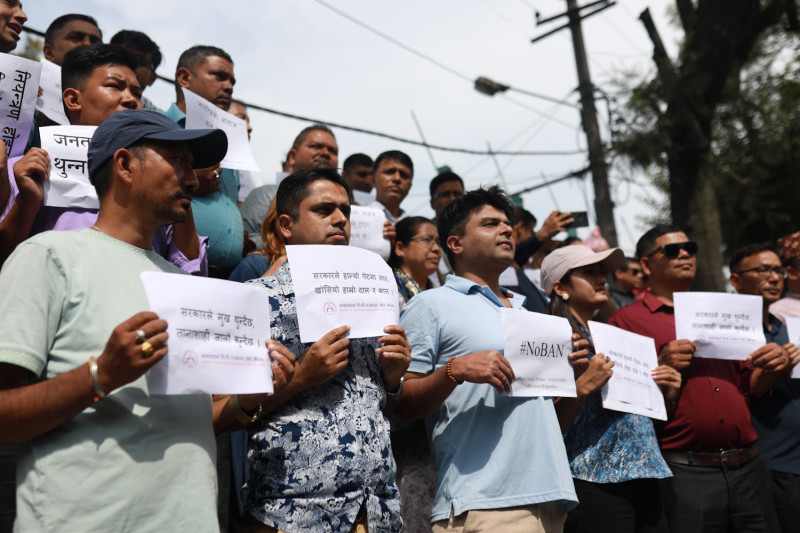 सामाजिक सञ्जालमाथि लगाइएको प्रतिबन्धविरुद्ध पत्रकार संघसंस्थाहरूको विरोध (तस्वीरहरू)