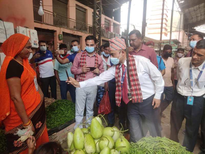 वीरगञ्ज तरकारी बजारमा माछापुच्छ्रे बैंकको क्यूआर भुक्तानी सेवा सुरु