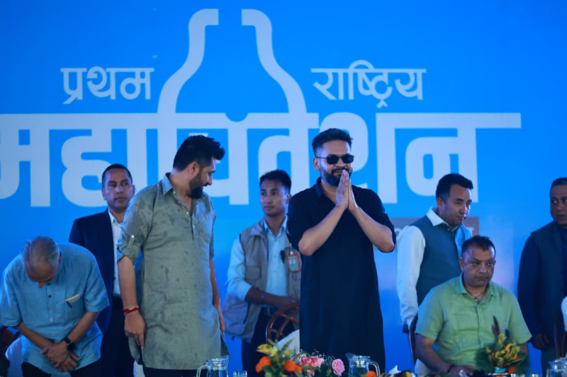 रवि–गगन उस्तै रङको सर्टमा, बालेन कालो कमिजमा [तस्वीरहरू]