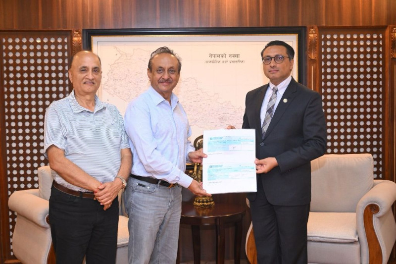 भोटेकोसी बाढीपीडितका लागि रिद्धि सिद्धि र सौर्य सिमेन्टले दिए १ करोड १ लाख