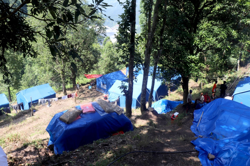 रसुवा बाढीमा १०२ बालबालिकाले गुमाए आमाबुवा, होल्डिङ सेन्टरमा रोइरहेका उनीहरूलाई छैनन् फुल्याउने मान्छे