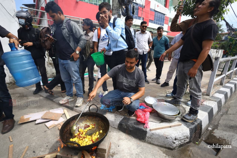 ग्यास अभावको विरोधमा आरआर गेटमा विद्यार्थीले पकाए खाना (तस्वीरहरू)