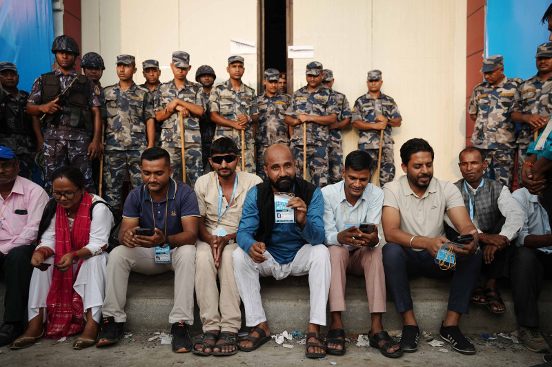 दुई मिनेट ढिलो पुग्दा मताधिकार नपाउनेहरू आक्राेशित– उनीहरूले पाँच दिन ढिलो गर्ने, हामीलाई यस्तो ?
