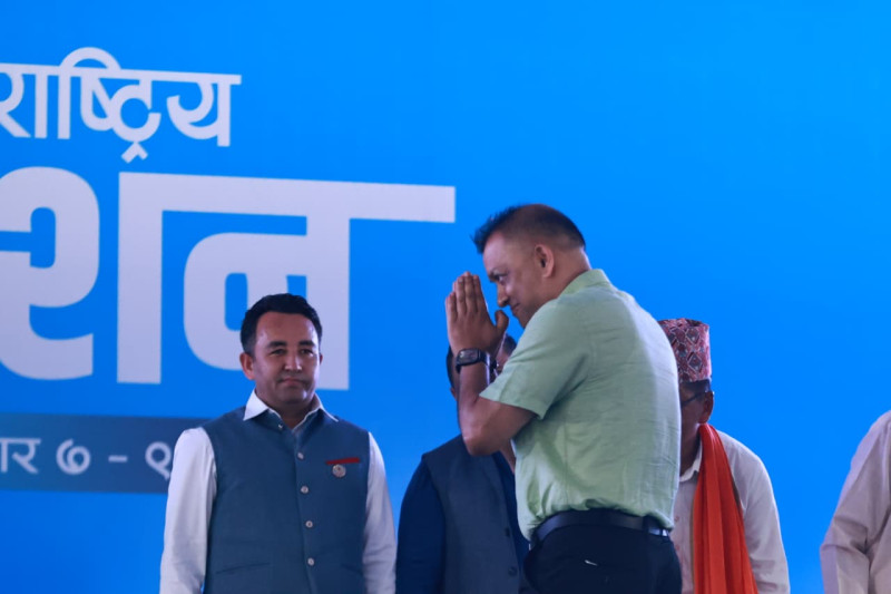 गगन थापा रास्वपाको मञ्चमा पुग्दा चर्को हुटिङ
