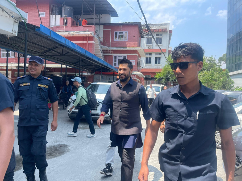रुपन्देहीको तारिख बुझ्न काठमाडौं जिल्ला अदालत पुगे रवि लामिछाने