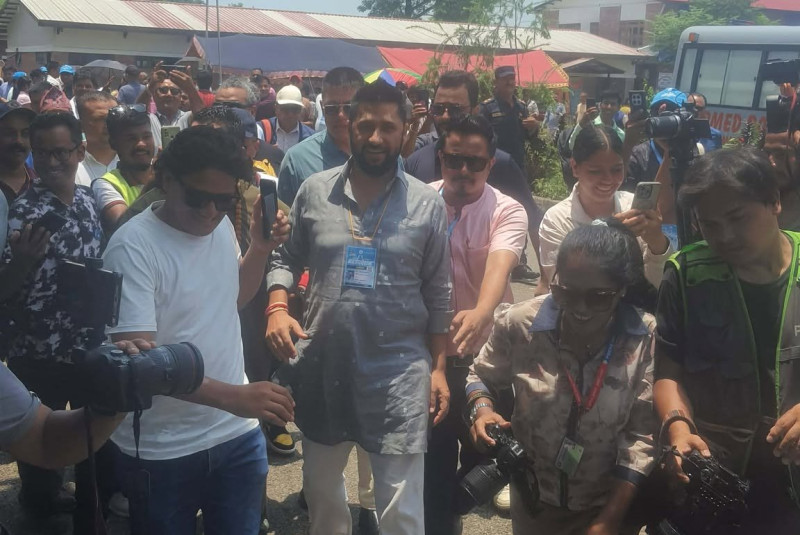 मतदान गर्न आइपुगे सभापति रवि
