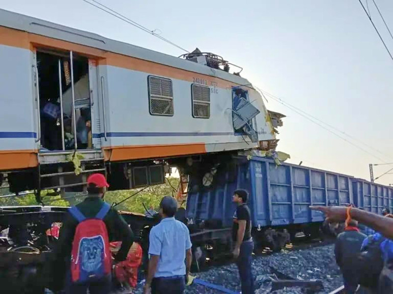 भारतमा रेल दुर्घटना: यात्रु र मालवाहक रेल ठोक्किँदा ११ जनाको मृत्यु