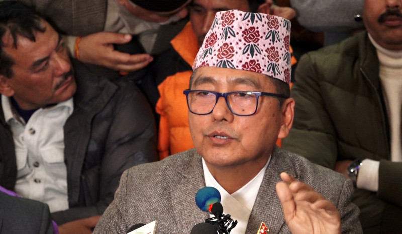 निषेधित क्षेत्र तोड्‌नेबारे नेताहरूलाई ब्रिफिङ गर्दै राप्रपा अध्यक्ष लिङ्देन