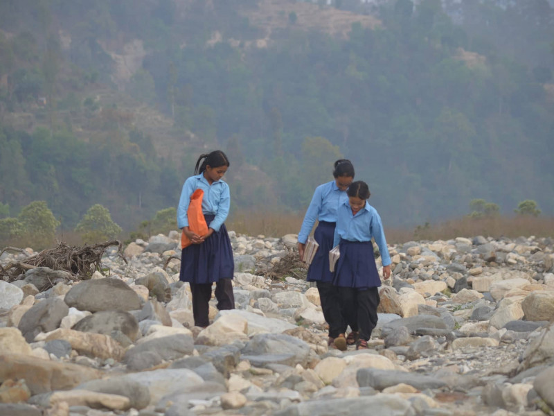 पाँच घण्टा हिँडेर विद्यालय, वर्षातमा पढ्न जान पाउँदैनन्