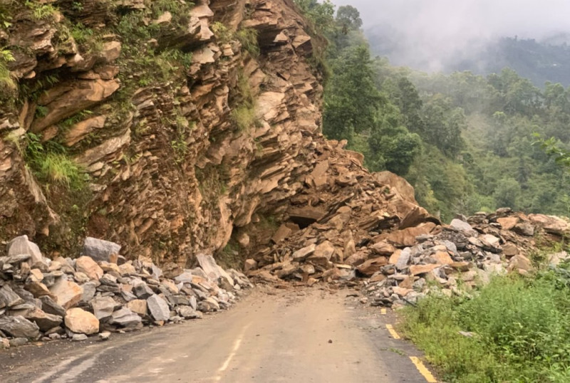 रसुवाको भोर्ले बजारनजिक सुख्खा पहिरो, नुवाकोट–धुन्चे जोड्ने सडक अवरुद्ध