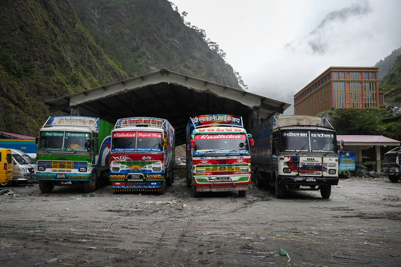 रसुवा भन्सार यार्ड अस्तव्यस्त, सीमित पूर्वाधारमै सञ्चालन