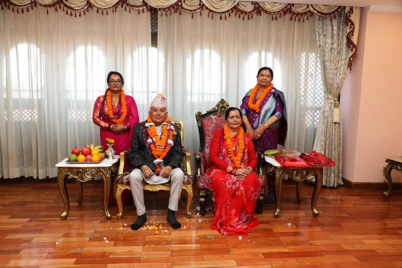 राष्ट्रपति पौडेलले शुभसाइतमा बहिनीहरूबाट ग्रहण गरे तिहारको टीका