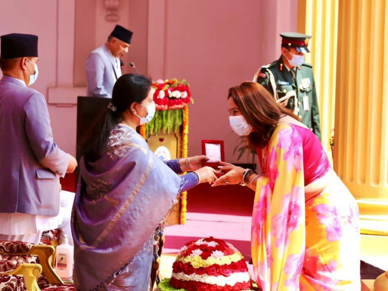मेगा बैंककी कामु सीईओ रविना देशराज श्रेष्ठ प्रबल जनसेवाश्री (चतुर्थ) बाट विभूषित