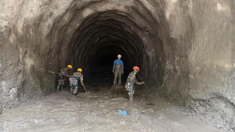 नेपाली सेनाद्वारा एक दिनमै ११९ जनाको उद्धार, टनेलमा खोजी जारी