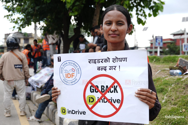 कमिसन घटाउन र उचित भाडा तोक्न माग गर्दै इन्ड्राइभ चालकहरू विराेधमा (तस्वीरहरू)