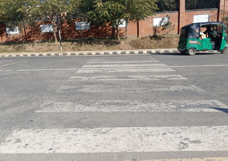 जेब्राक्रसदेखि लेन मार्किङ खुइलिएका प्रदेश राजधानीका सडकले बढाउँदै दुर्घटनाको जोखिम